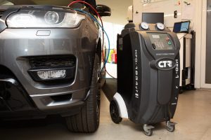 DPF cleaning machine attached to a Land Rover Range Rover Sport